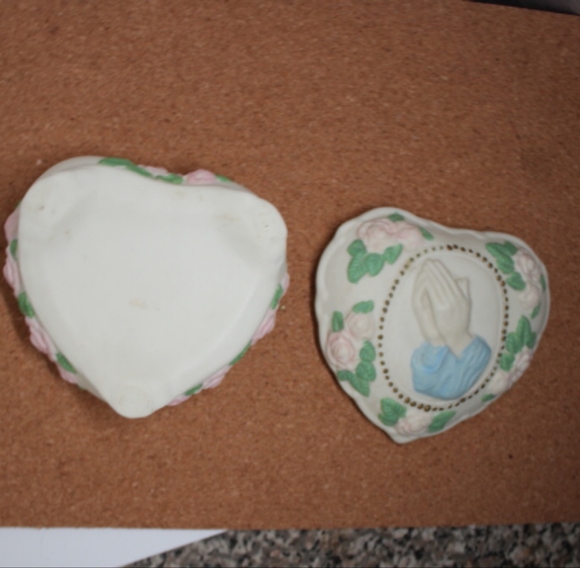 Vintage "Praying Hands" Hand-painted Porcelain jewelry box/ trinket box - Picture 9 of 11